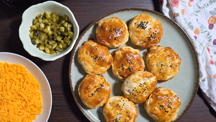 Mini sajtburger leveles tésztában: pillanatok alatt elkészül ez a recept