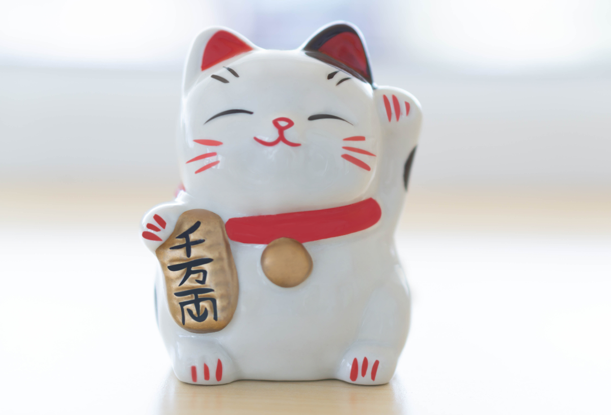 Amikor a szerencse egy cica képében mosolyog ránk – a Maneki-neko és a hozzá kapcsolódó szimbólumok története