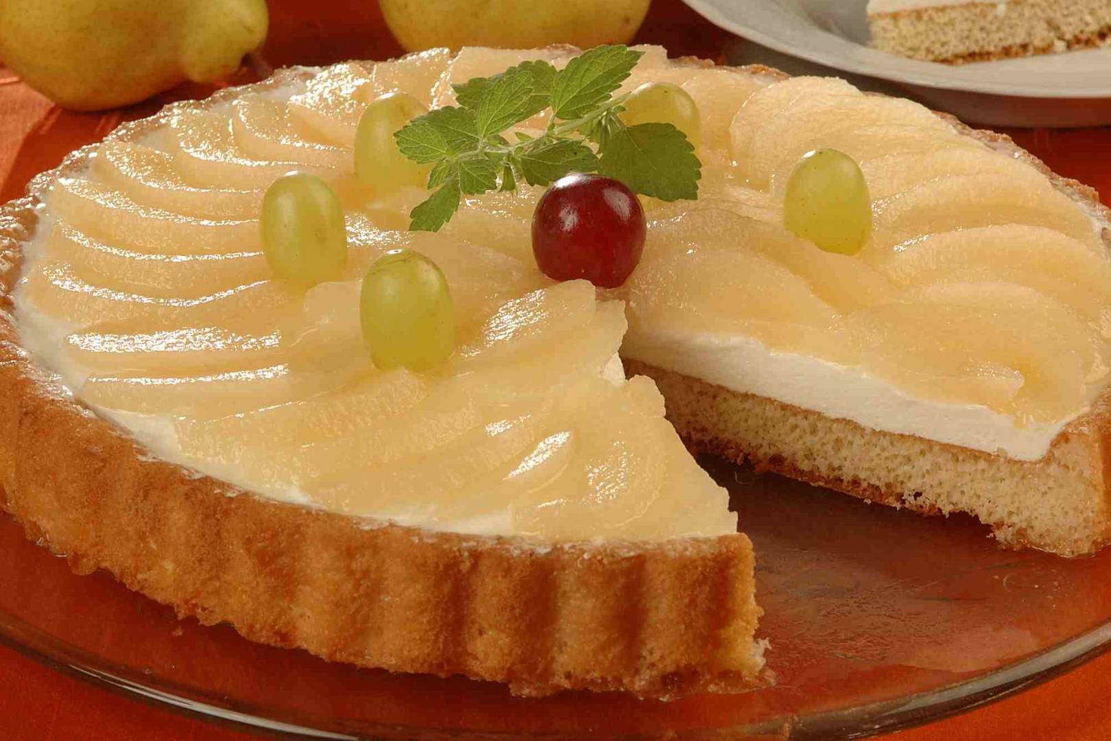 Joghurtkrémes torta körtével borítva: puha, házi piskóta az alapja