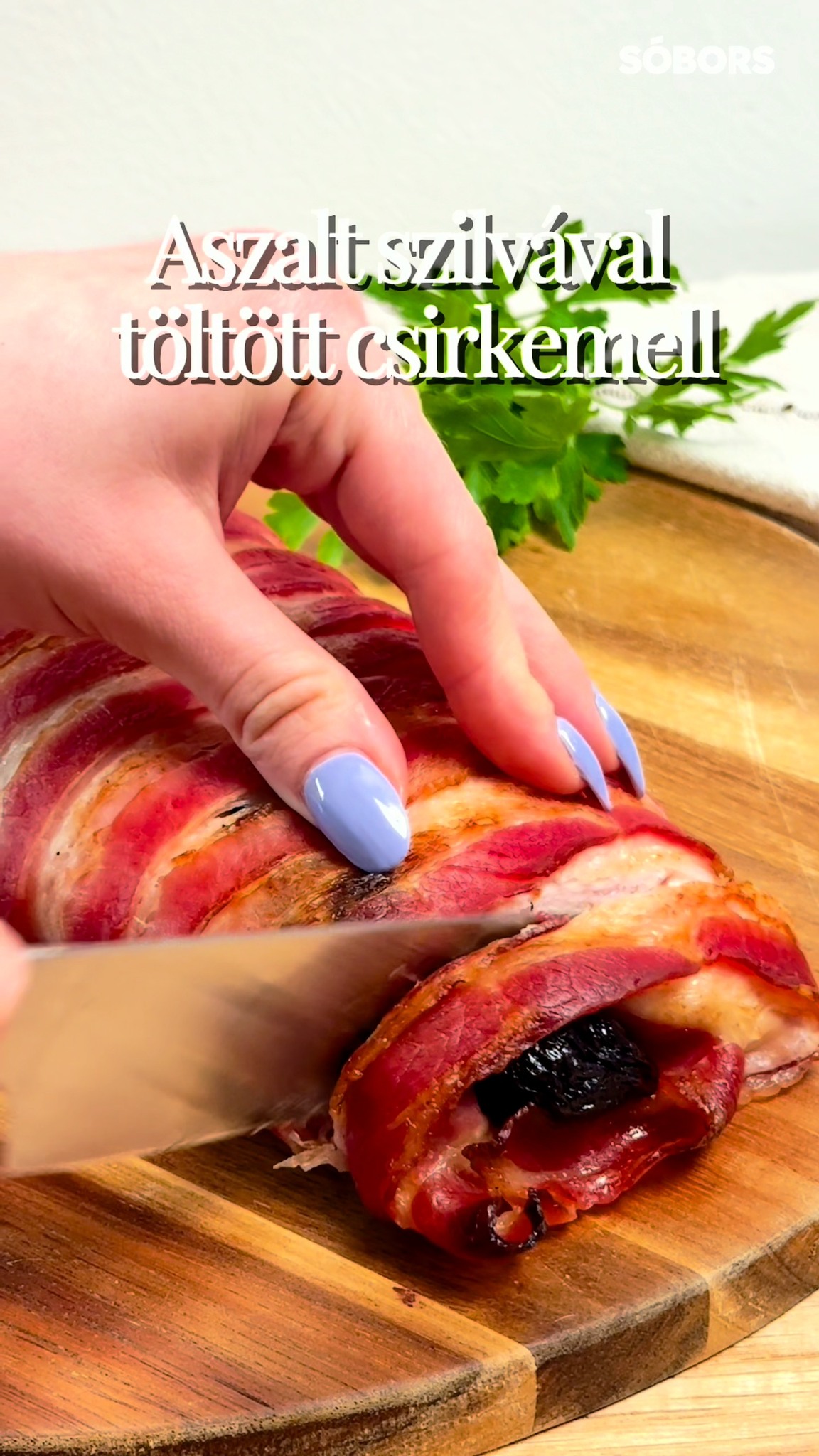 Aszalt szilvával töltött csirkemell – bacönbe tekerve, kívül ropogósra, belül szaftosan sül. Egy...