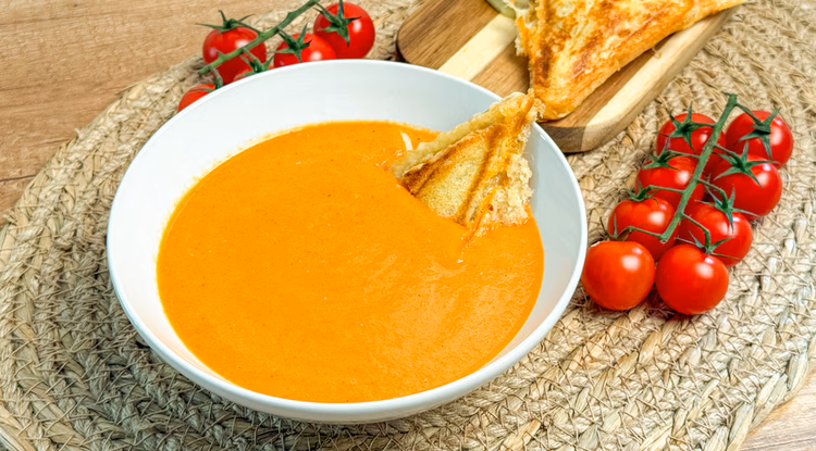 Paradicsomleves recept töltött pirítóssal / Fotó: Borsos Dalma, Sóbors